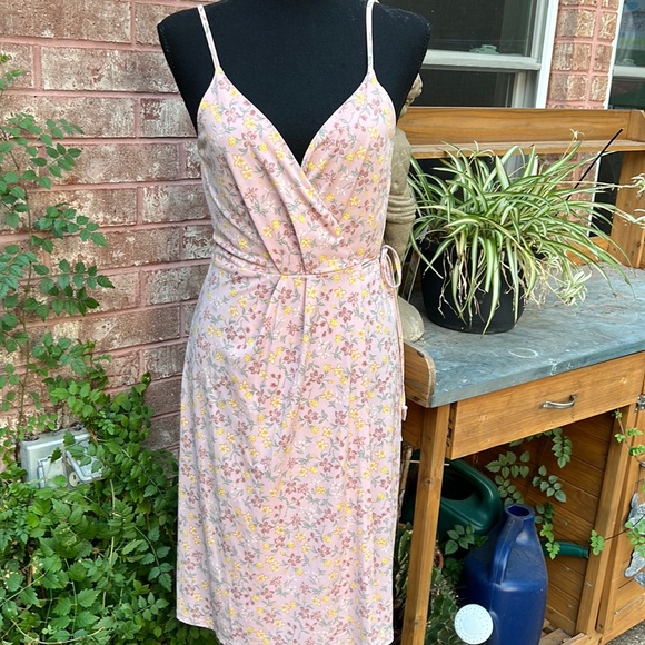 BCBG Generation Floral Wrap Pleated Dress Rose Smoke Size XS - Picture 1 of 11
